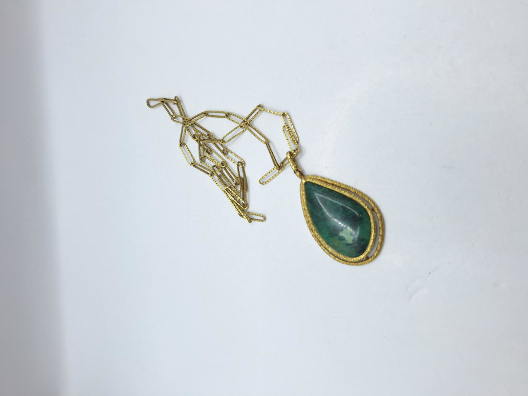 Collana e ciondolo oro pietra