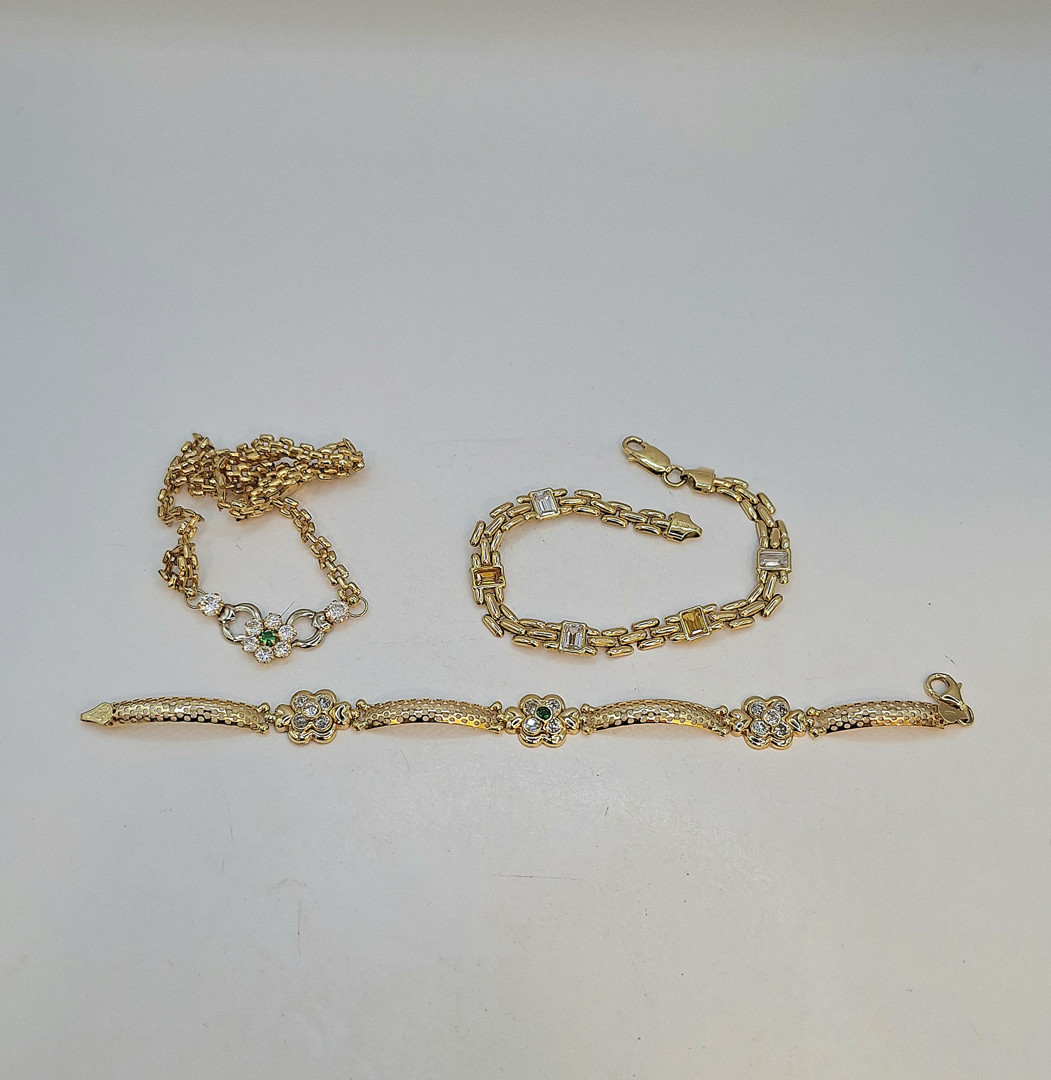 Vari oggetti oro pietre
