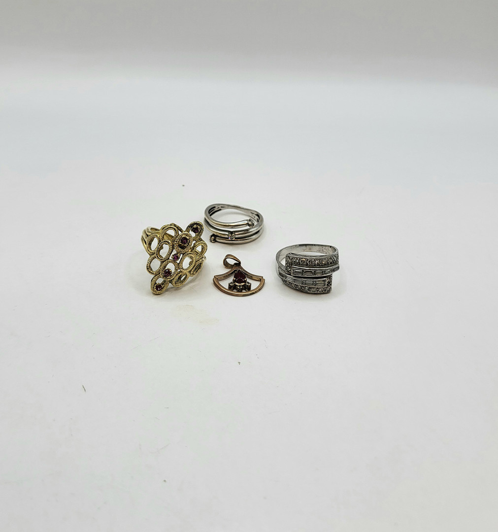 Tre anelli e ciondolo oro diamanti pietre