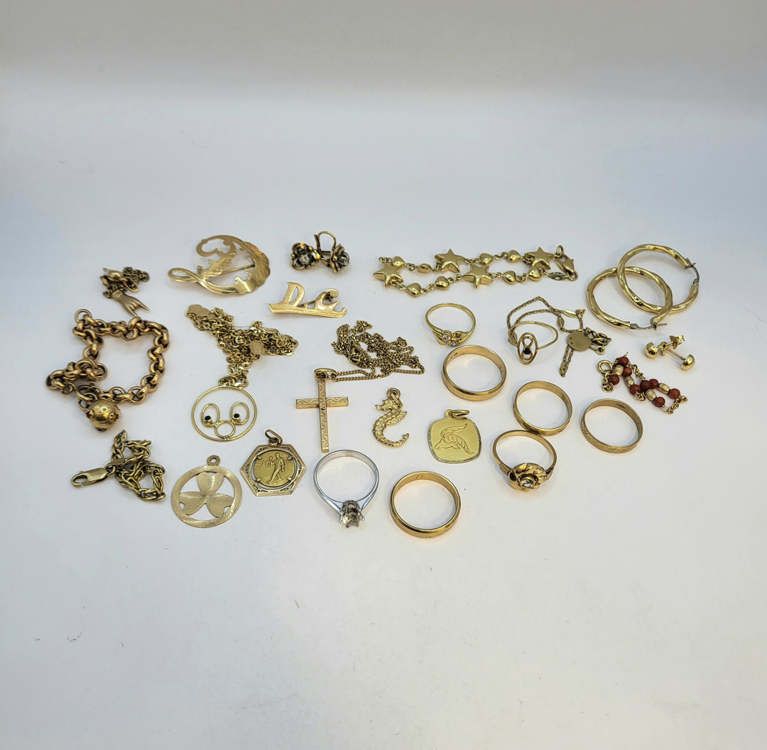 Vari oggetti in oro pietre 