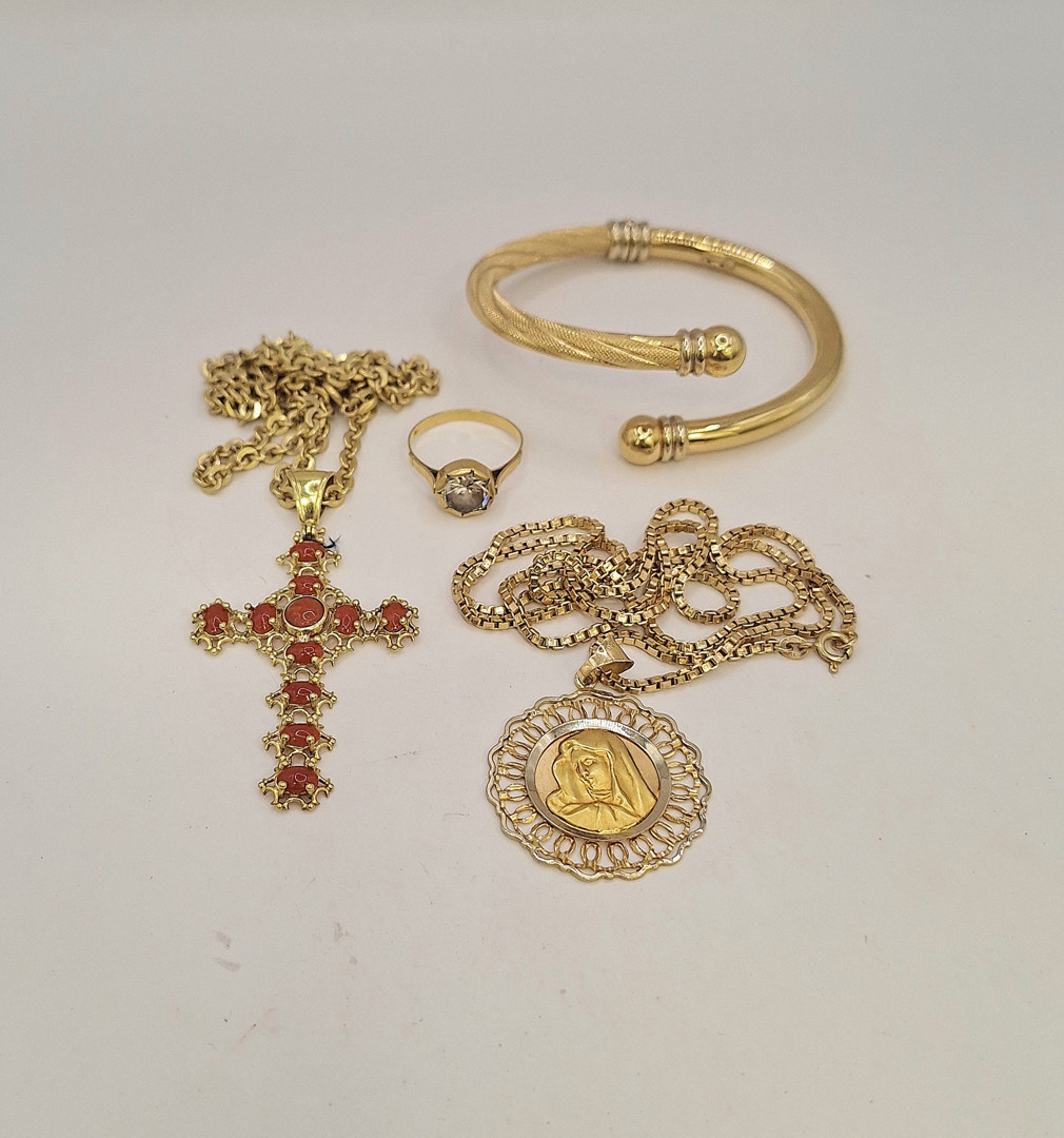 Vari oggetti in oro pietre 