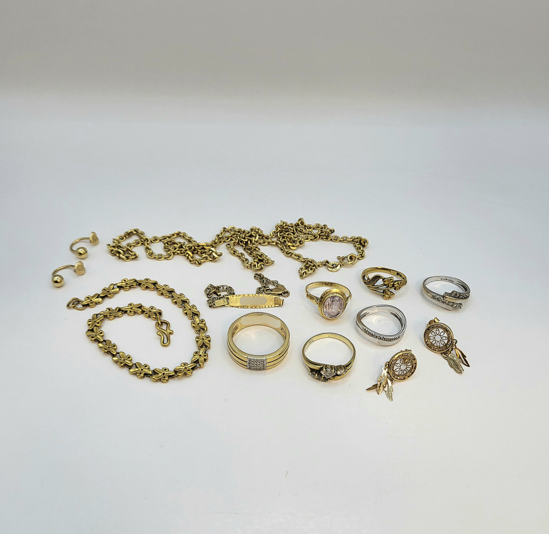 Vari oggetti oro pietre diamantini