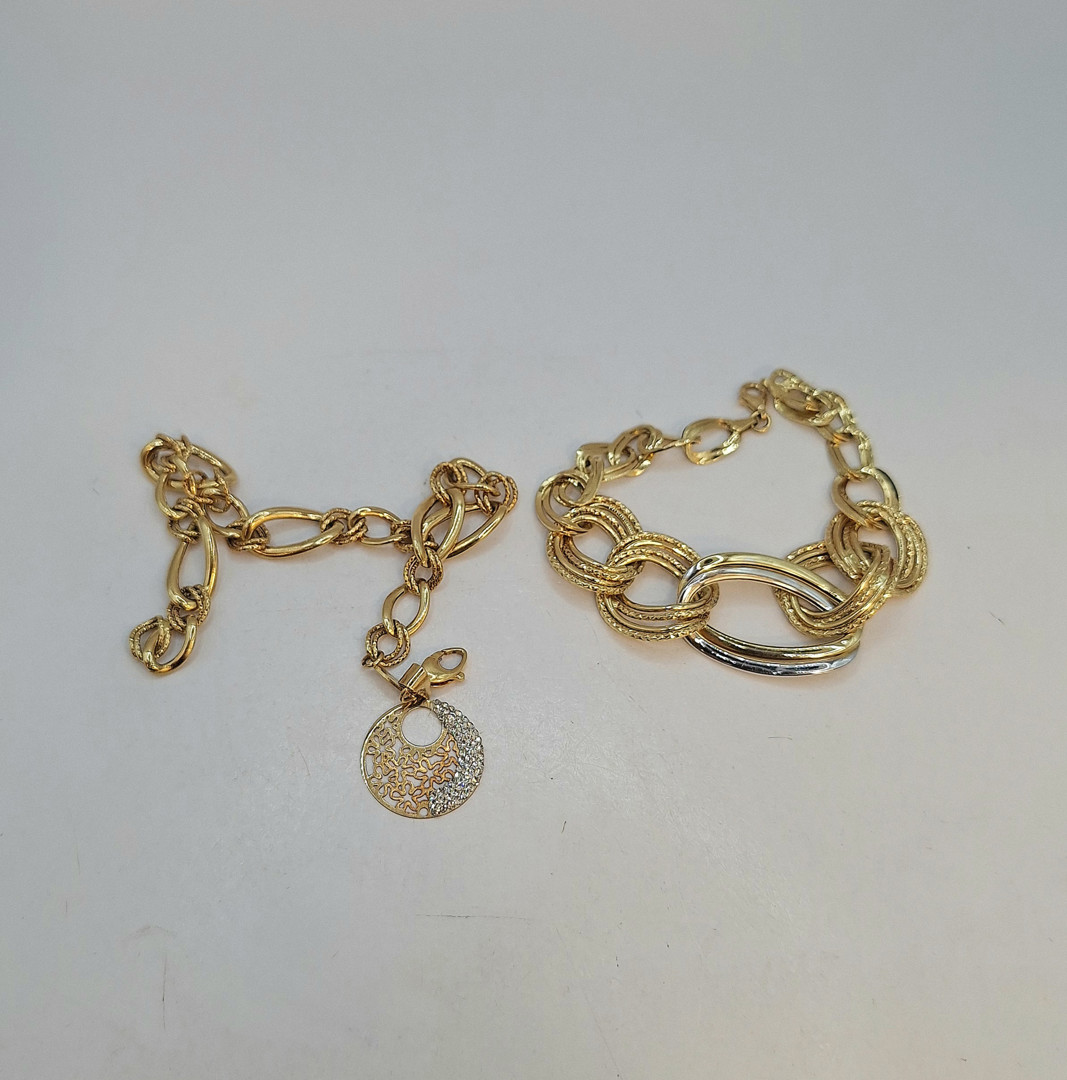 Due bracciali e ciondolo oro
