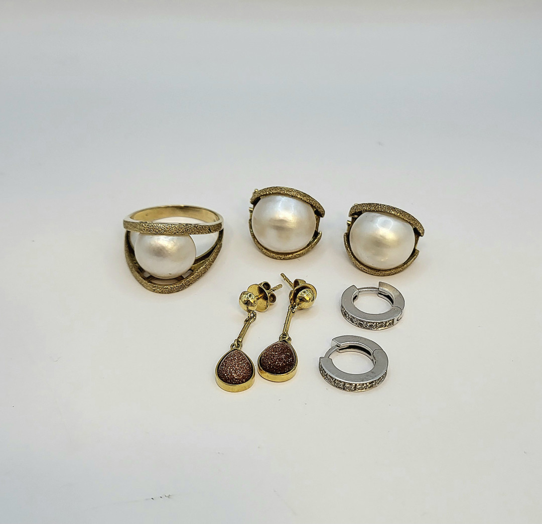 Vari oggetti oro pietre diamanti madreperla