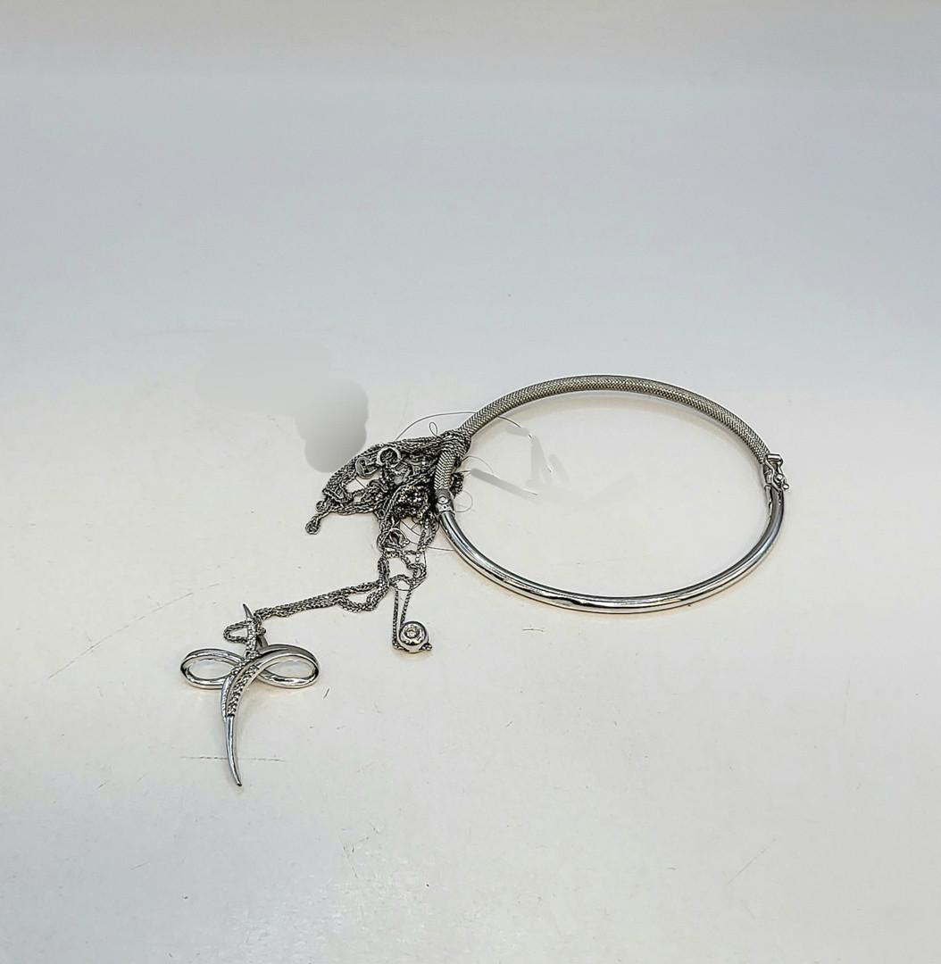 Vari oggetti oro pietre