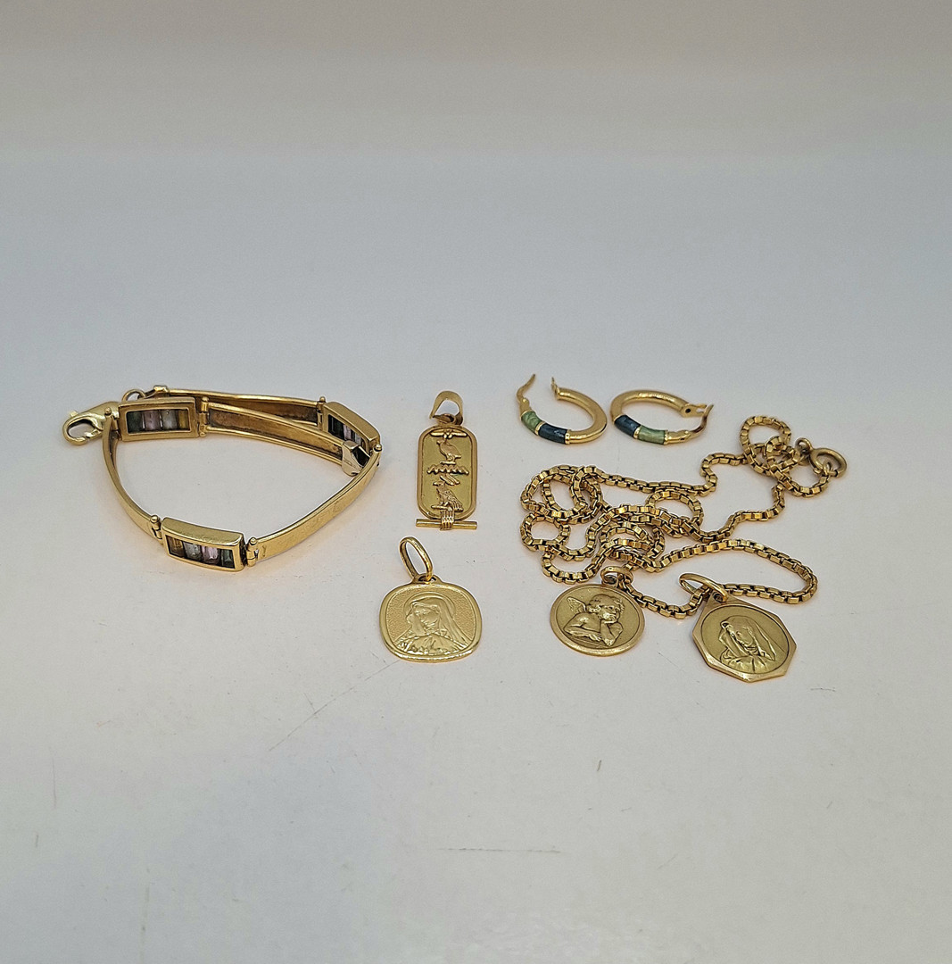 Vari oggetti oro pietre smalto