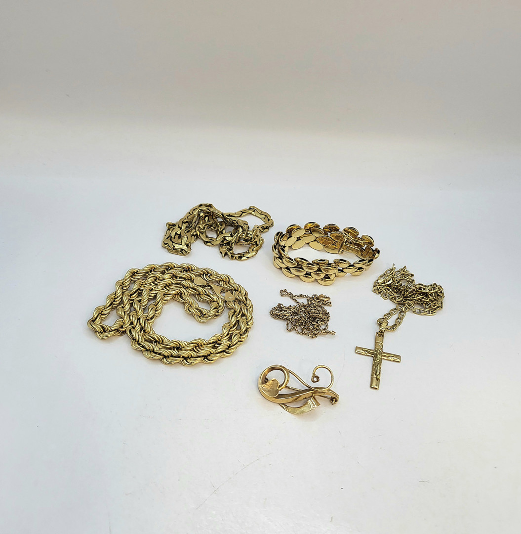 Vari oggetti oro pietra