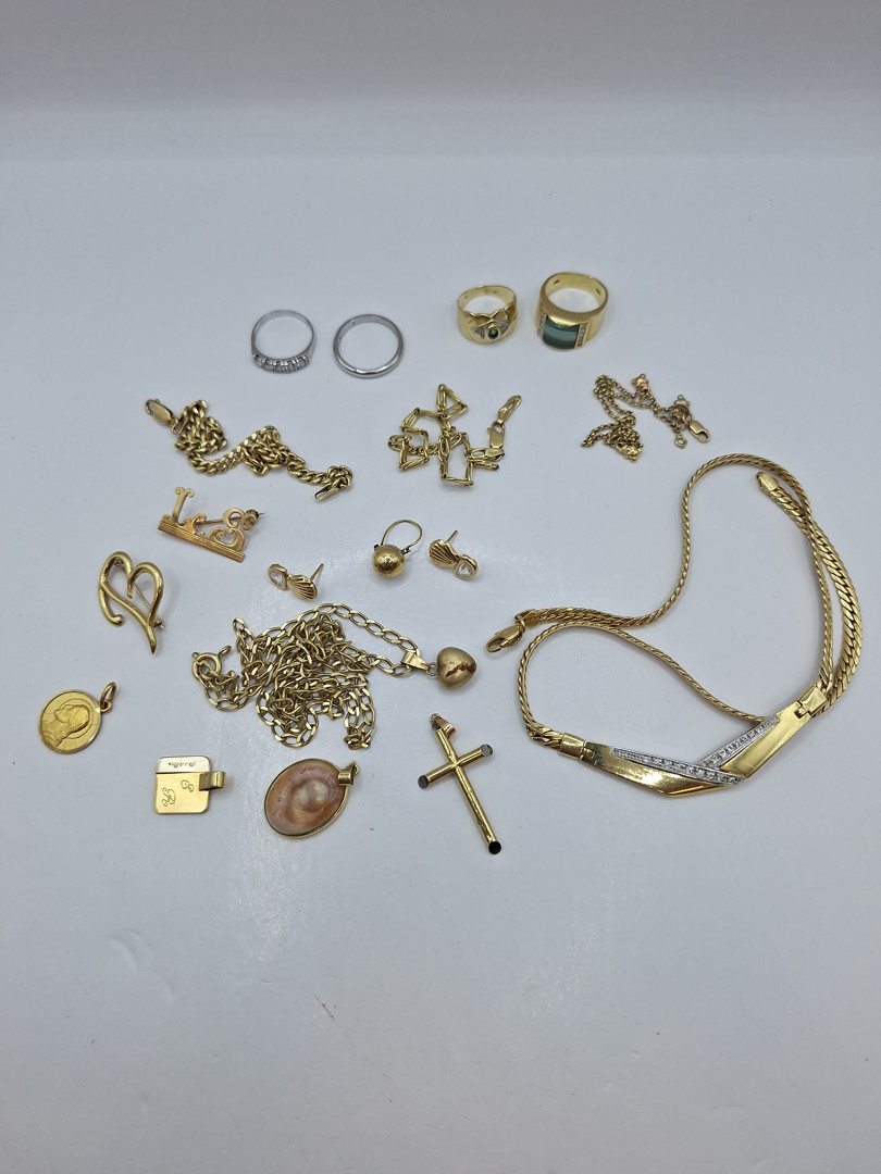 Vari oggetti in oro pietre diamantini