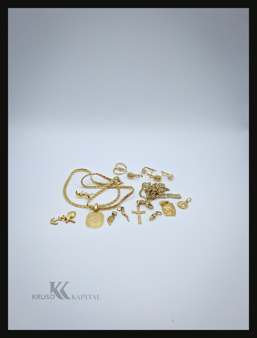 Vari oggetti in oro pietre
