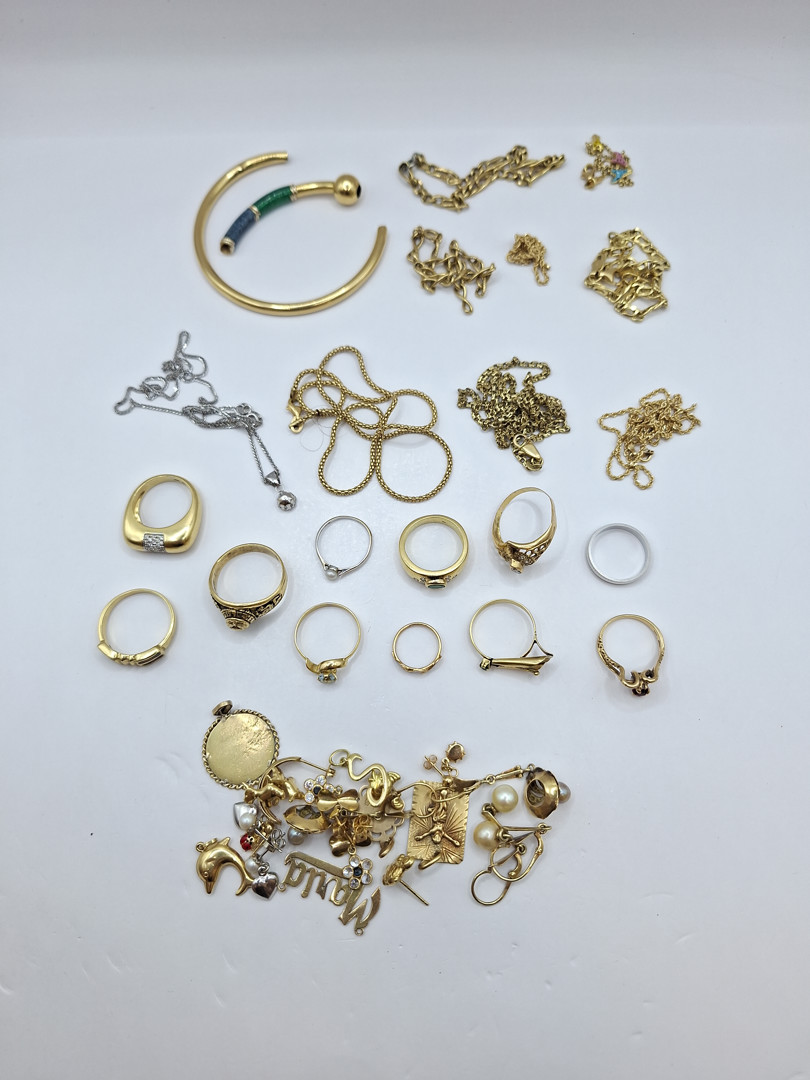 Vari oggetti in oro pietre perle 
