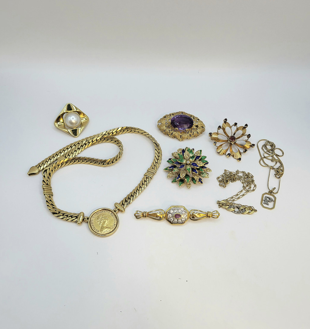 Oggetti in oro diamanti pietre smalti