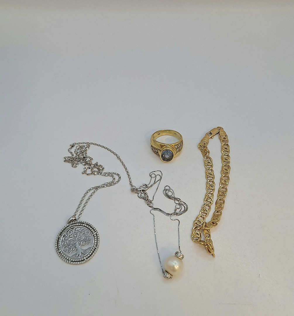 Vari oggetti in oro pietre perla 
