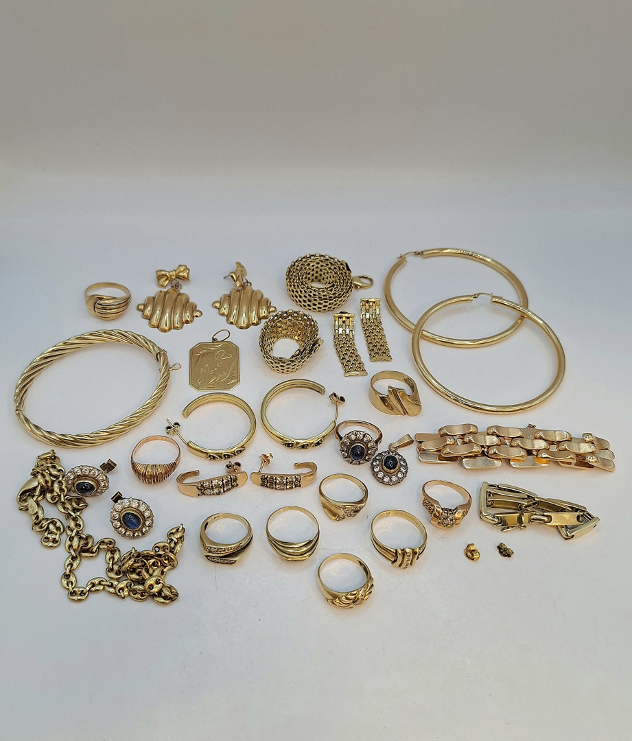 Vari oggetti oro argento pietre diamantini