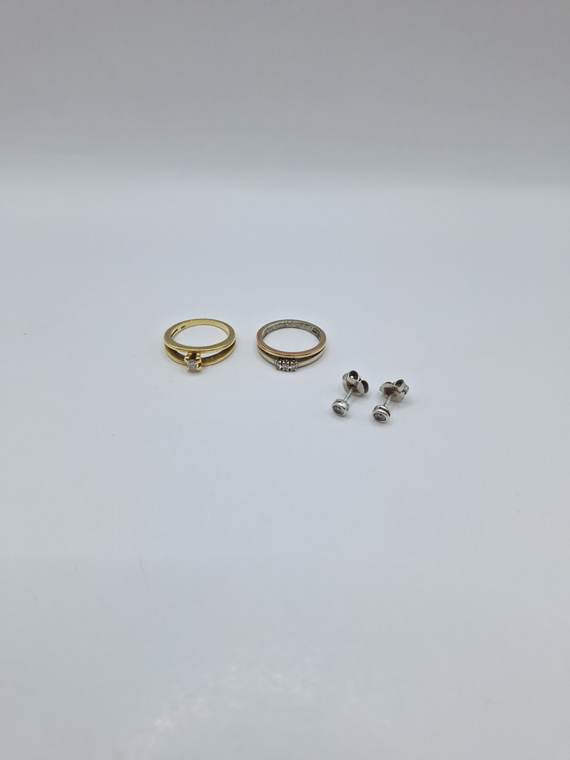 Due anelli e paio orecchini oro diamantini