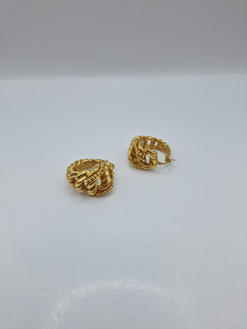Un paio di orecchini oro 