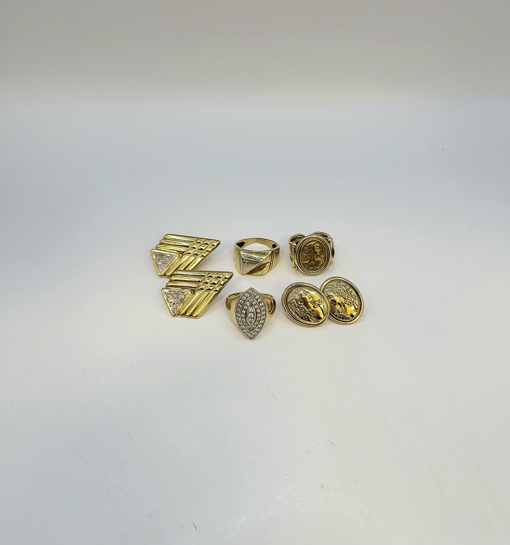 Due paia di orecchini e tre anelli oro diamante pietre