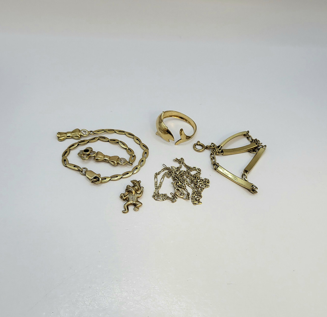 Vari oggetti oro pietre