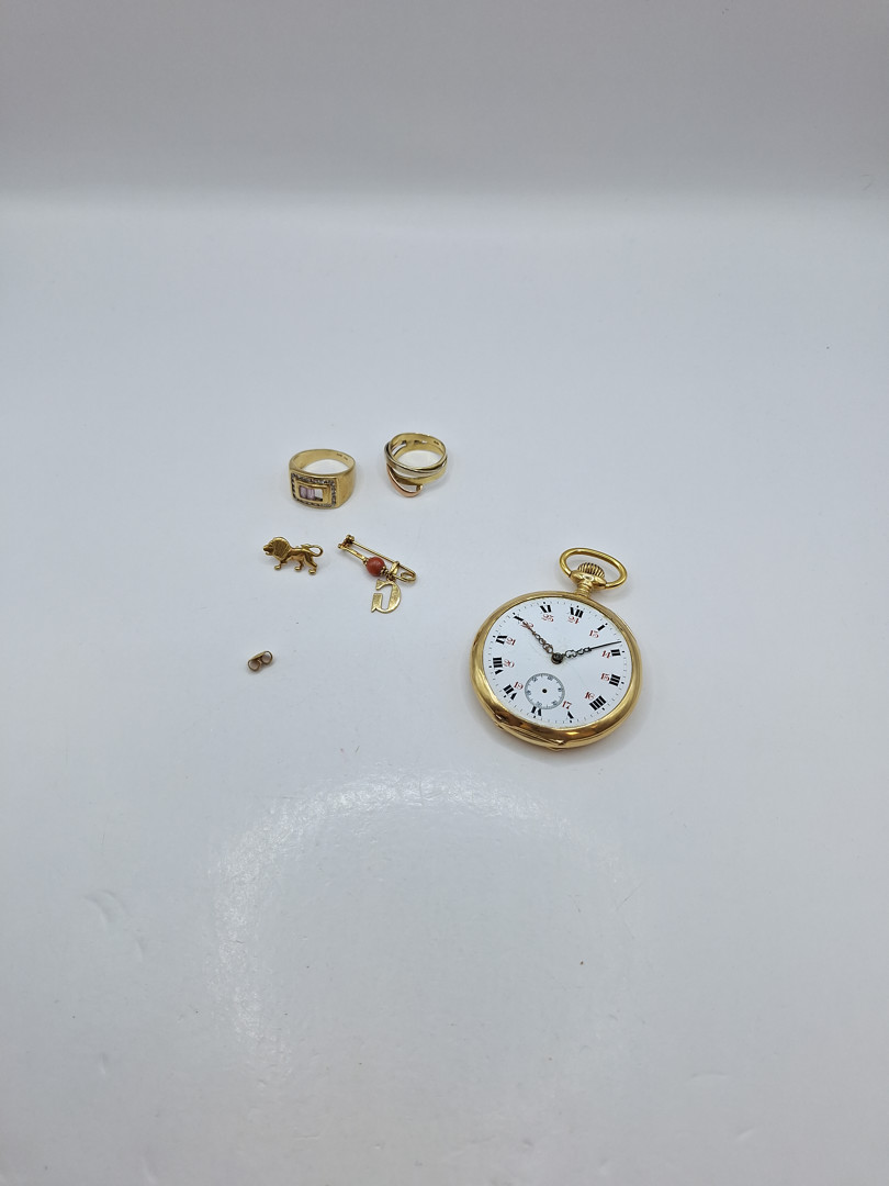 Vari oggetti in oro pietre metallo