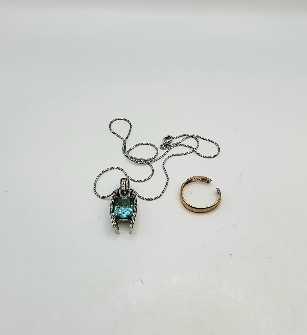 Collana ciondolo e anello oro pietre