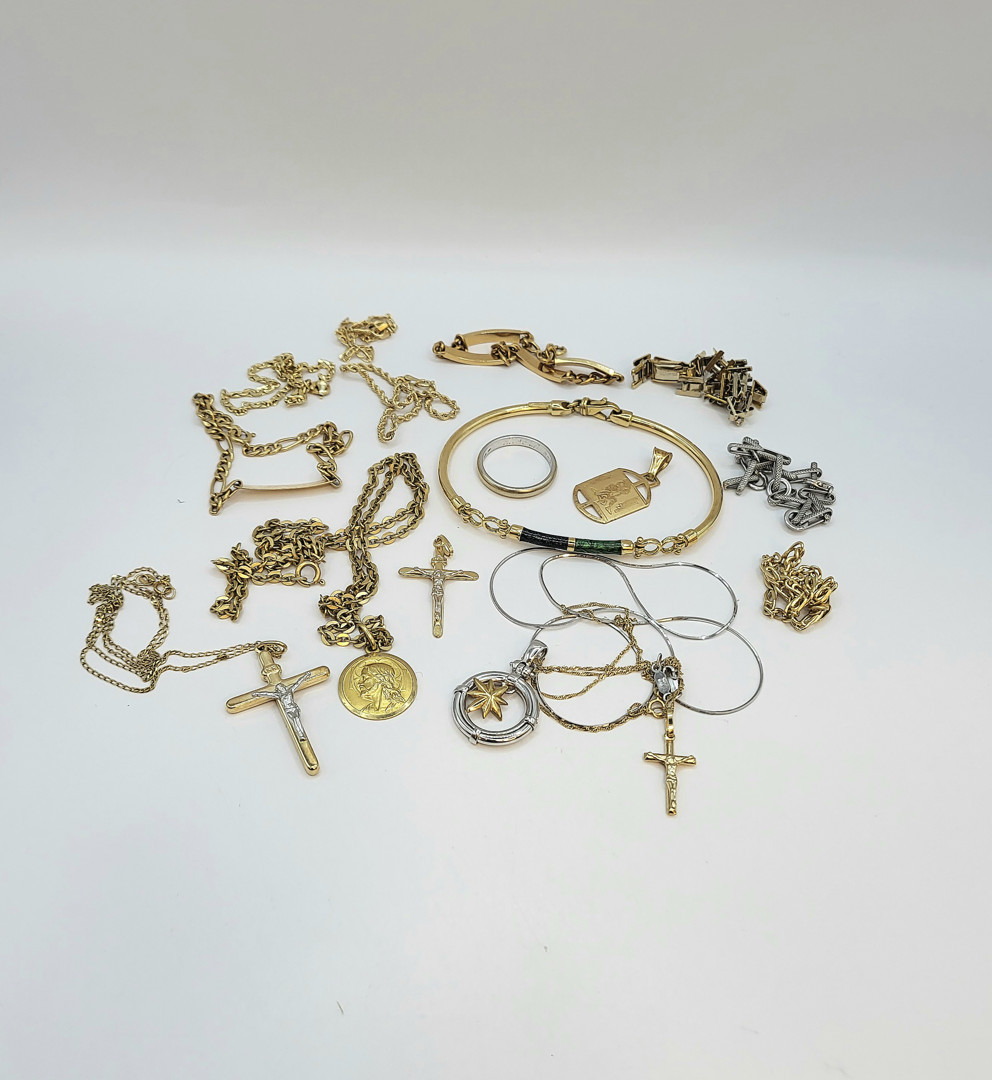 Vari oggetti oro smalti