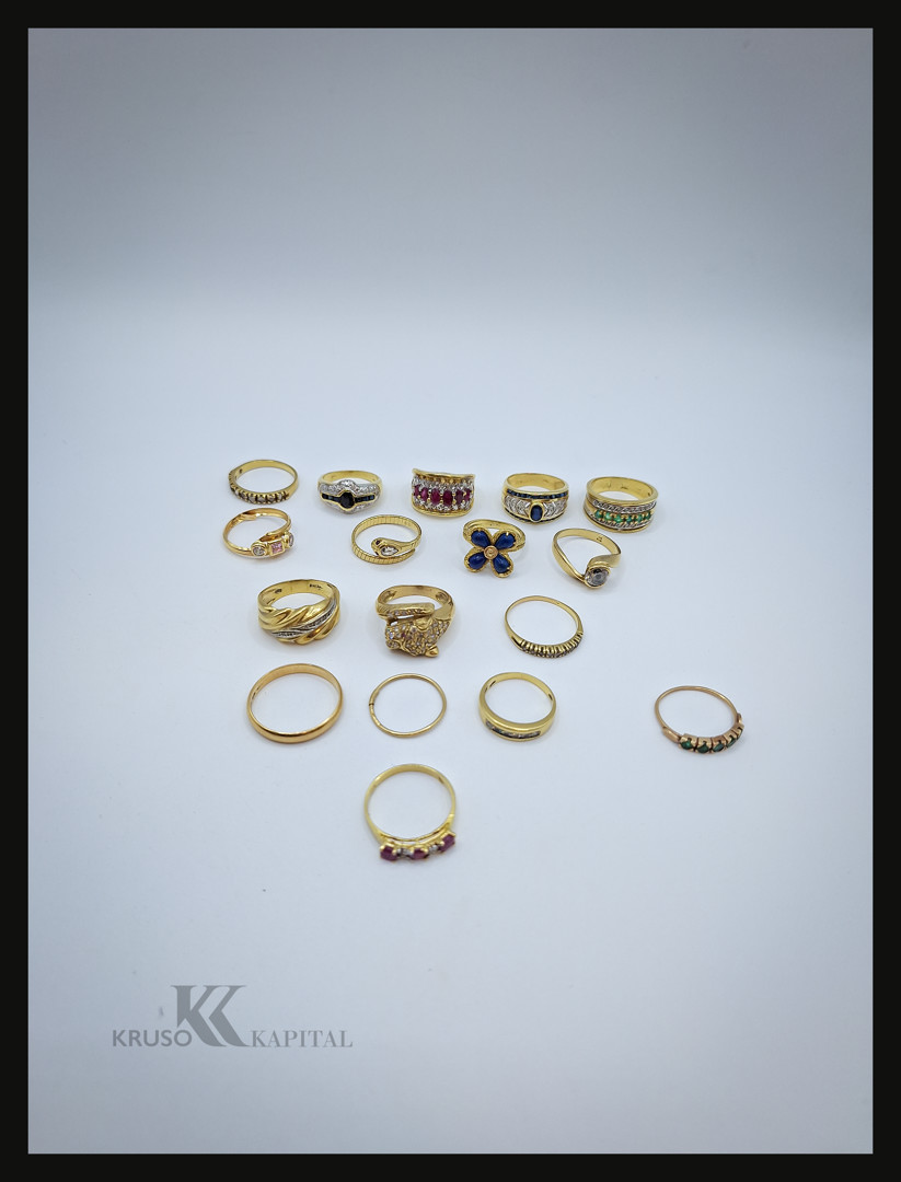 Vari oggetti in oro pietre diamantini
