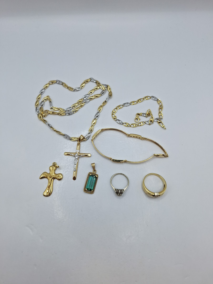 Vari oggetti in oro pietre diamantino