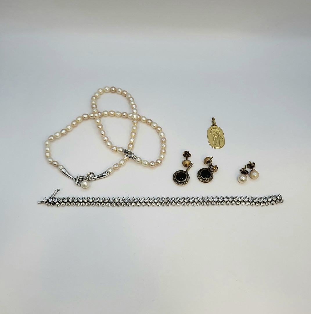 Vari oggetti oro pietre perle 