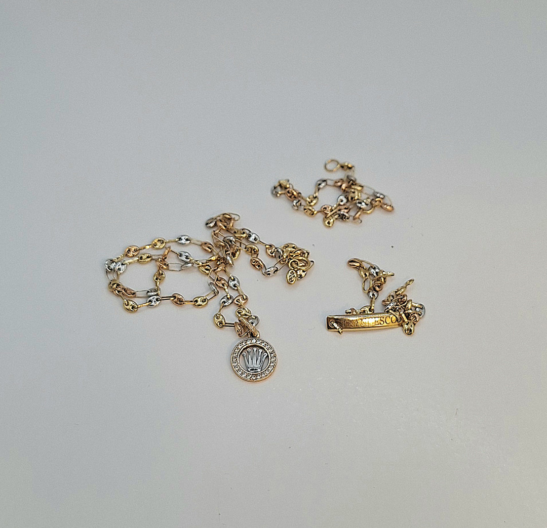 Vari oggetti oro pietre