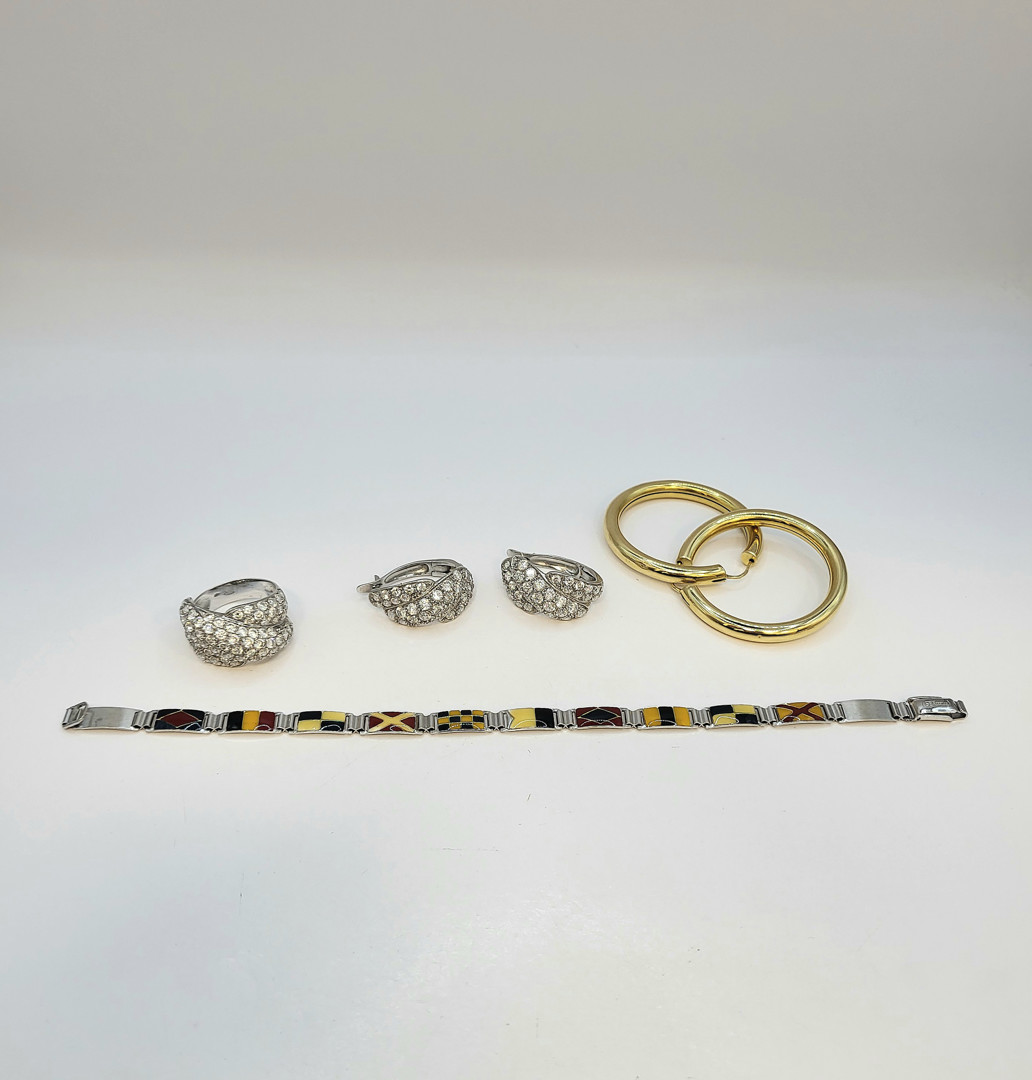 Vari oggetti oro smalto pietre