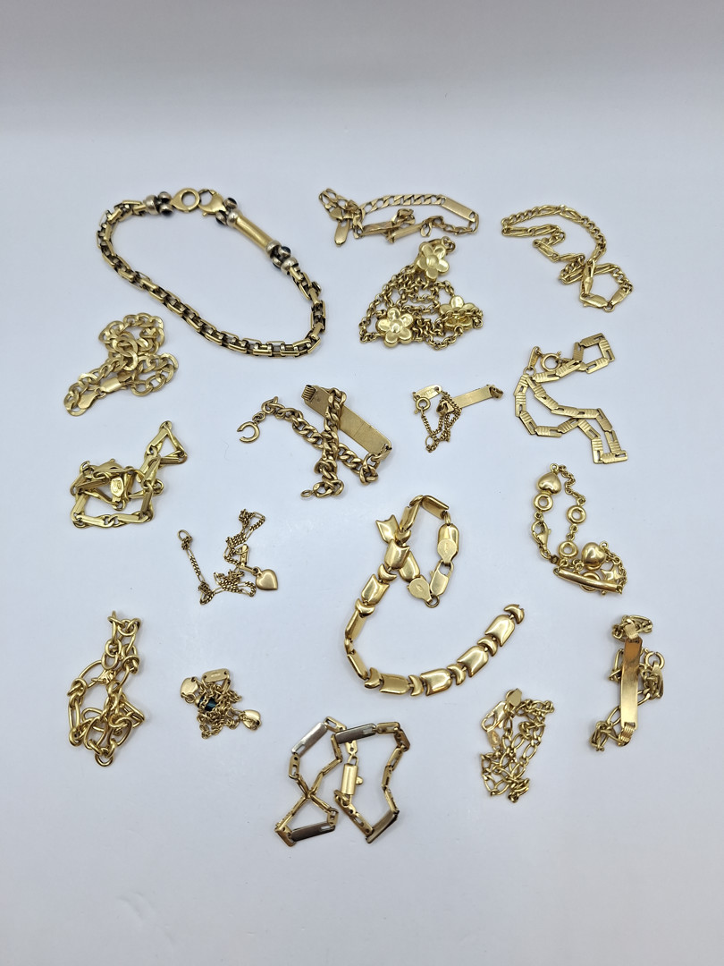 Diciassette bracciali in oro pietre 