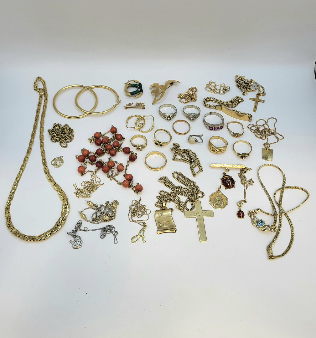 Vari oggetti in oro pietre diamantini