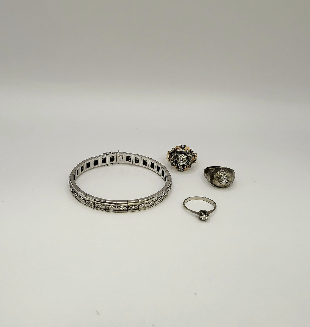 Vari oggetti oro diamanti