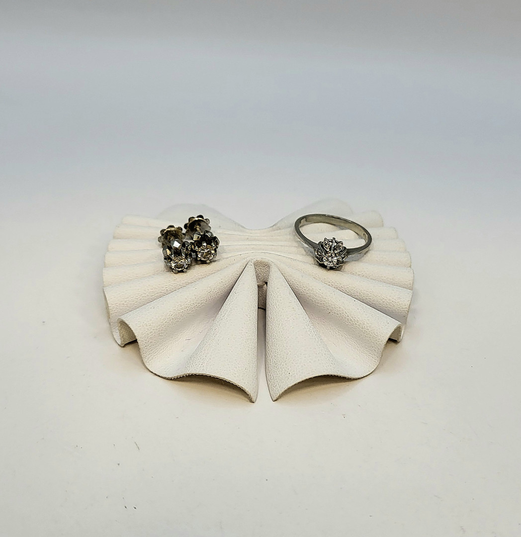 Anello e un paio orecchini oro diamanti