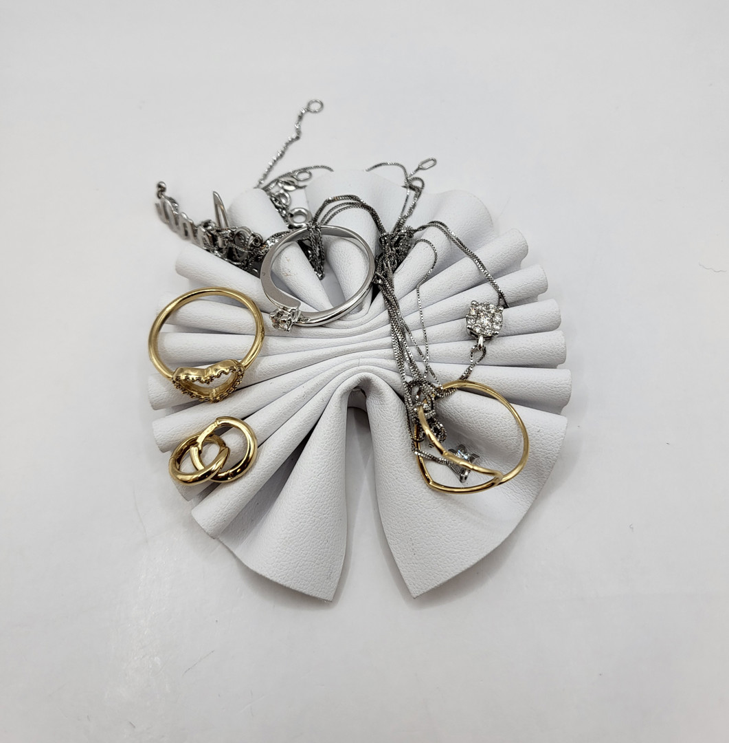 Vari oggetti oro pietre diamantini