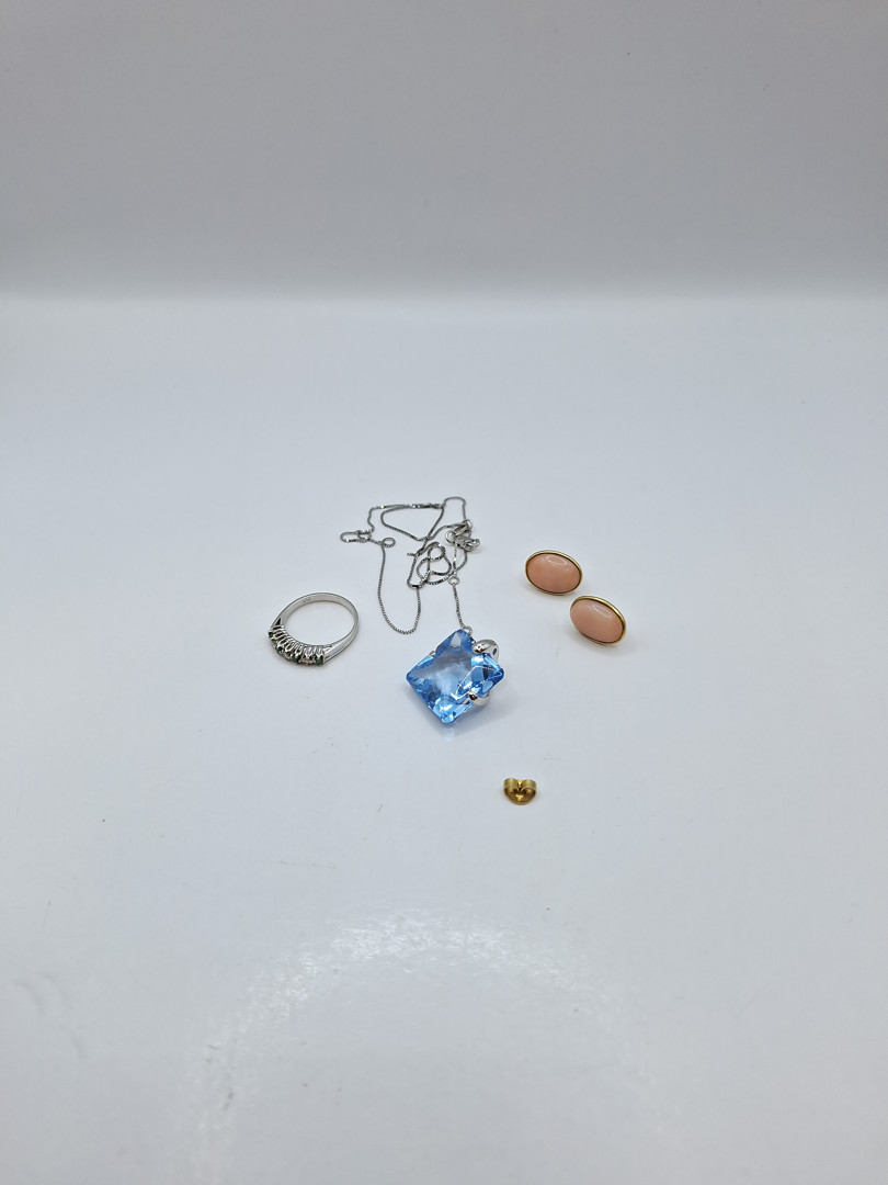 Vari oggetti in oro pietre diamantini metallo