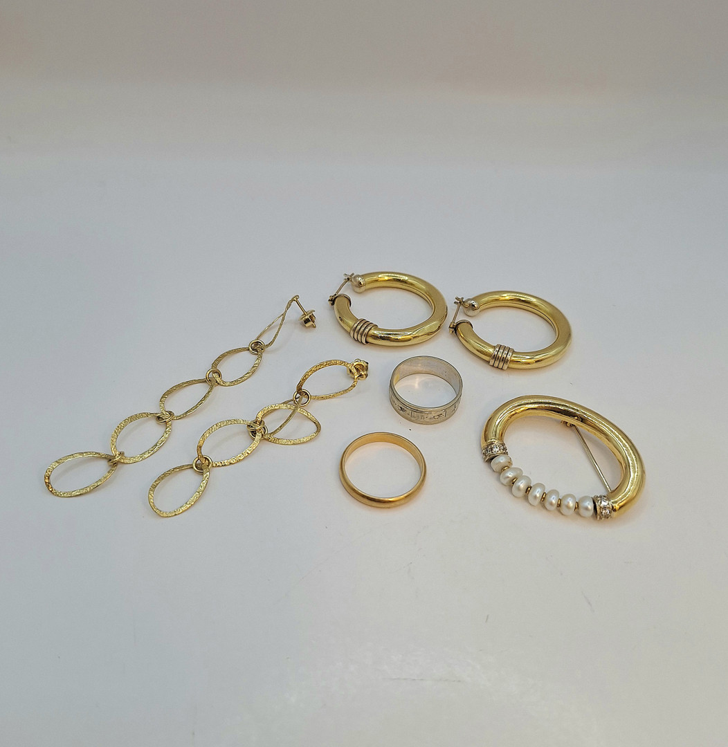 Vari oggetti in oro madreperla pietre 