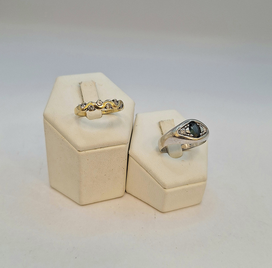 Due anelli oro diamantini pietre