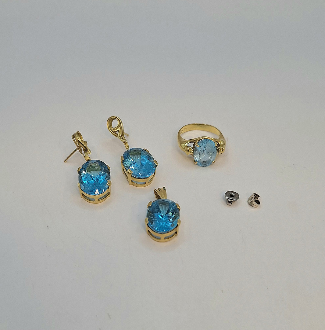 Vari oggetti oro pietre