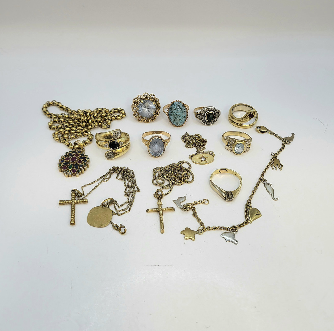 Vari oggetti oro argento pietre diamanti