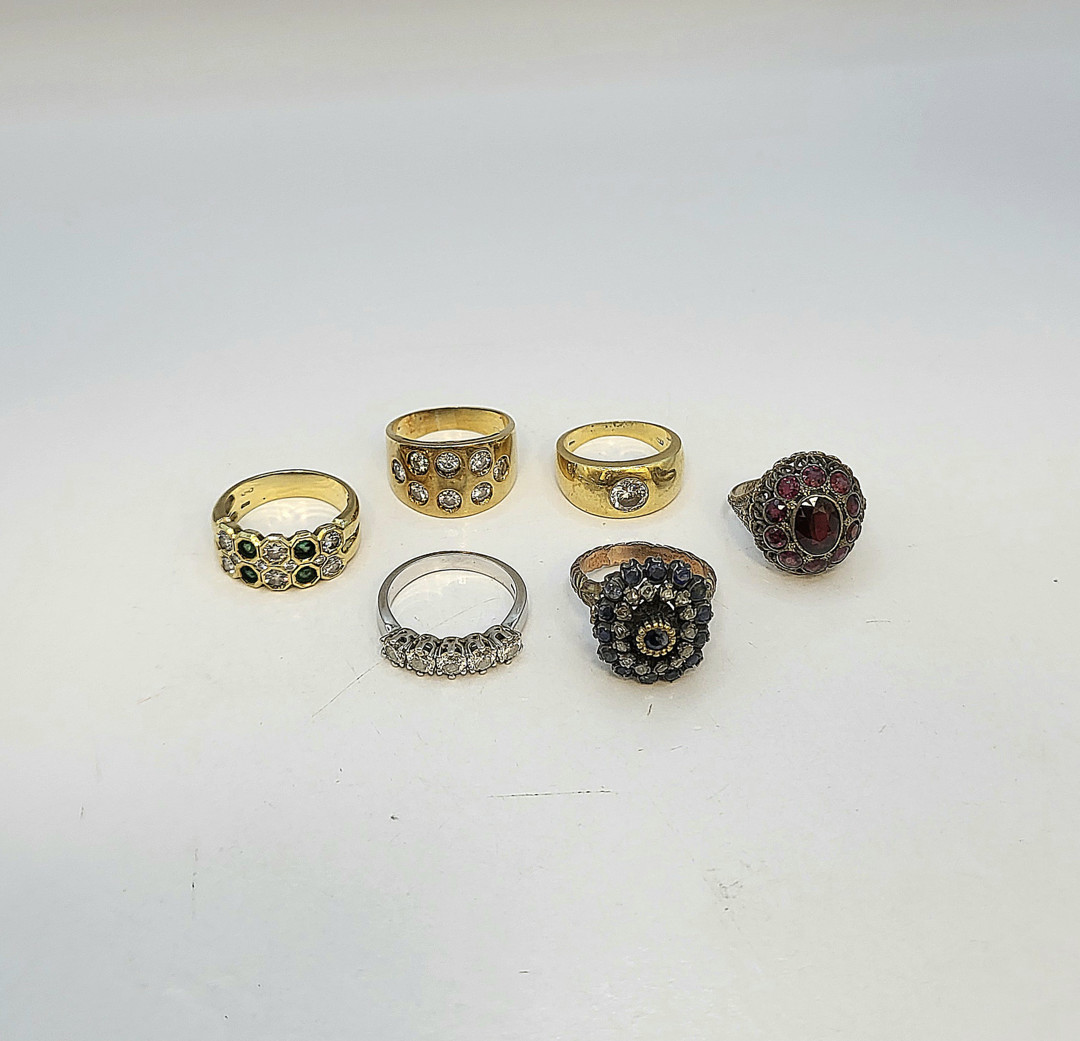 Sei anelli oro argento diamanti pietre 