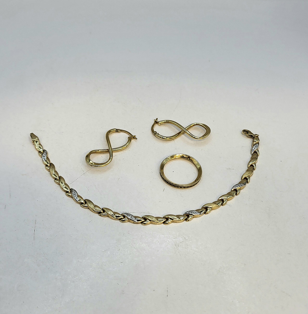 Vari oggetti oro pietre