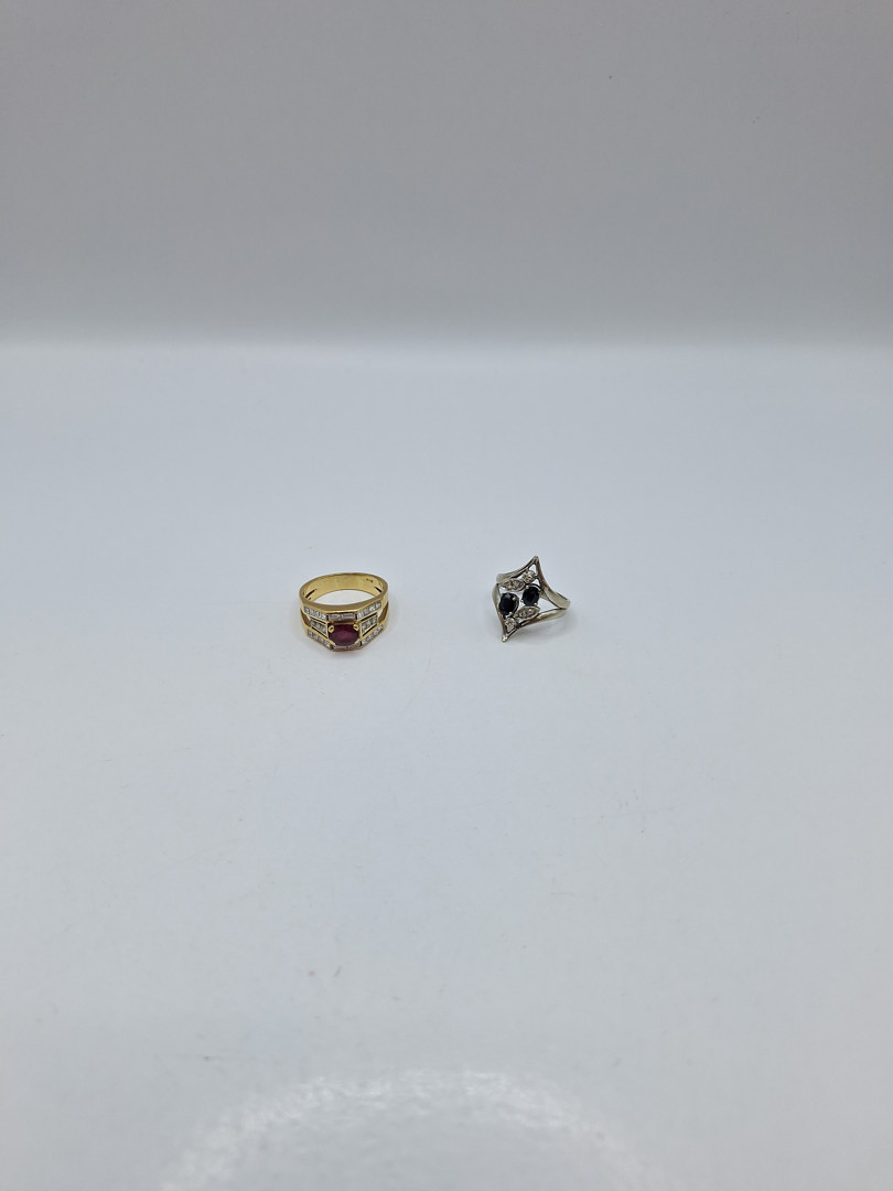 Due anelli oro pietre diamantini 