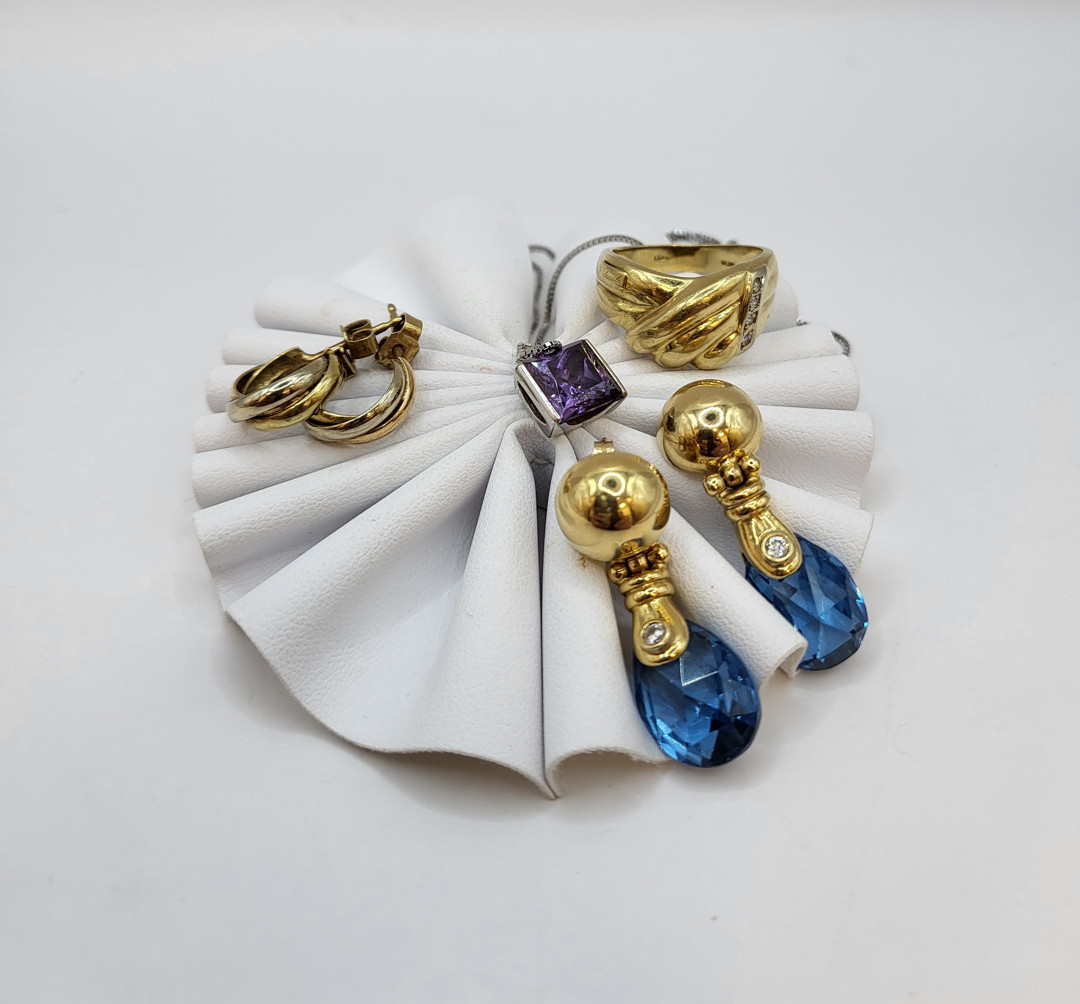 Vari oggetti oro pietre diamantini