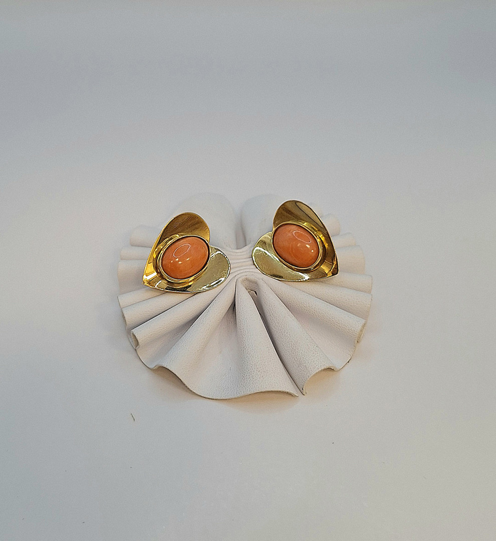 Un paio di orecchini oro corallo 