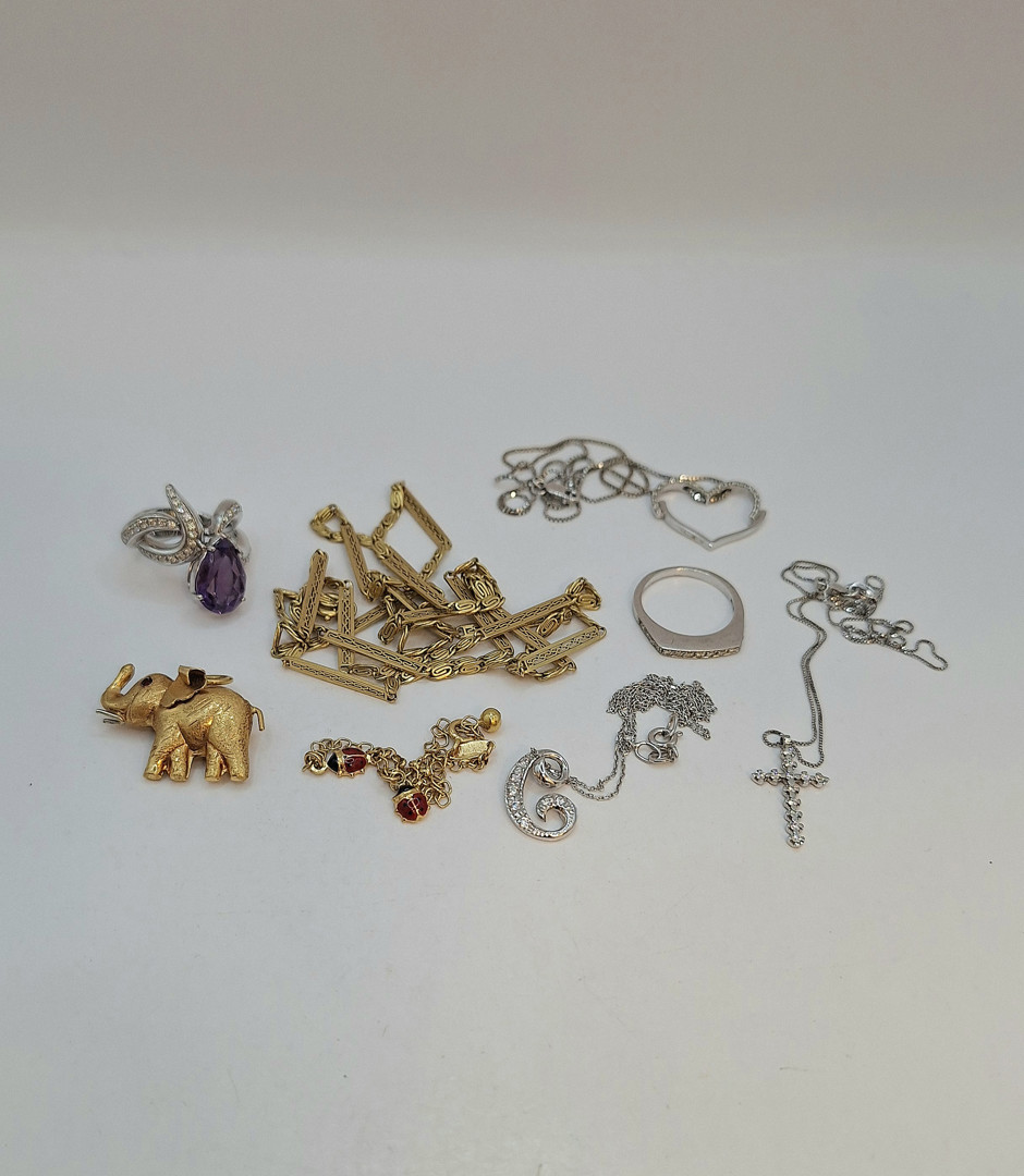 Vari oggetti in oro pietre diamantini 