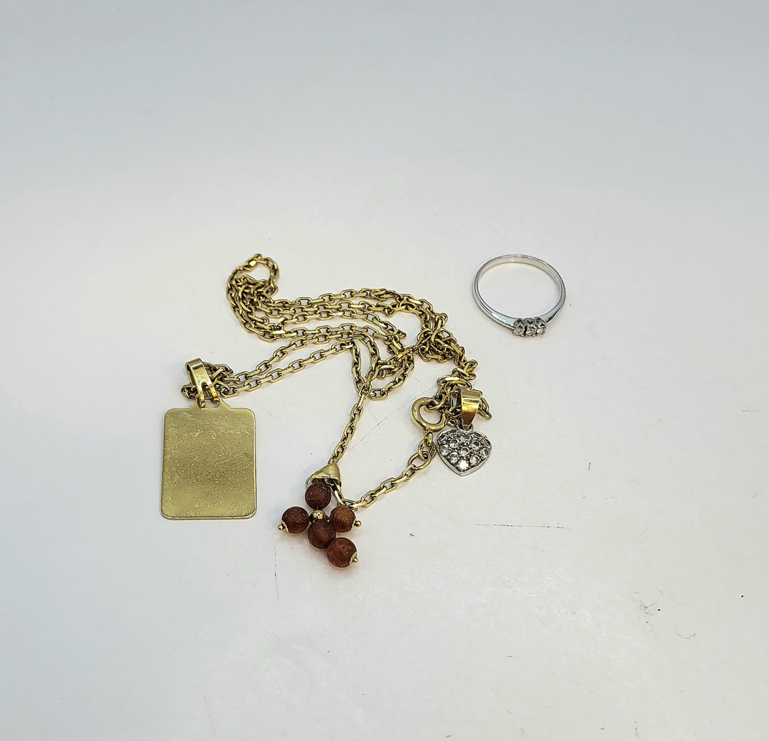 Vari oggetti oro pietre diamanti
