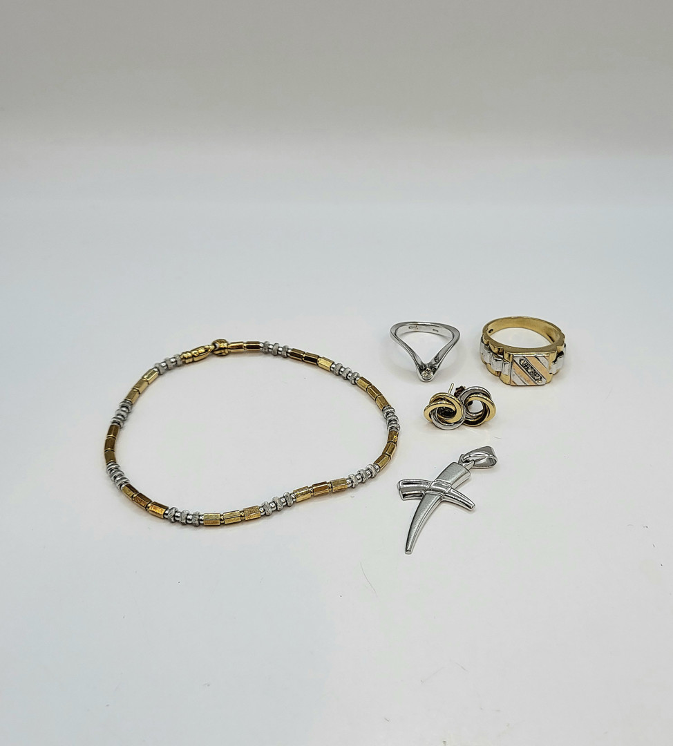 Vari oggetti oro diamanti pietre