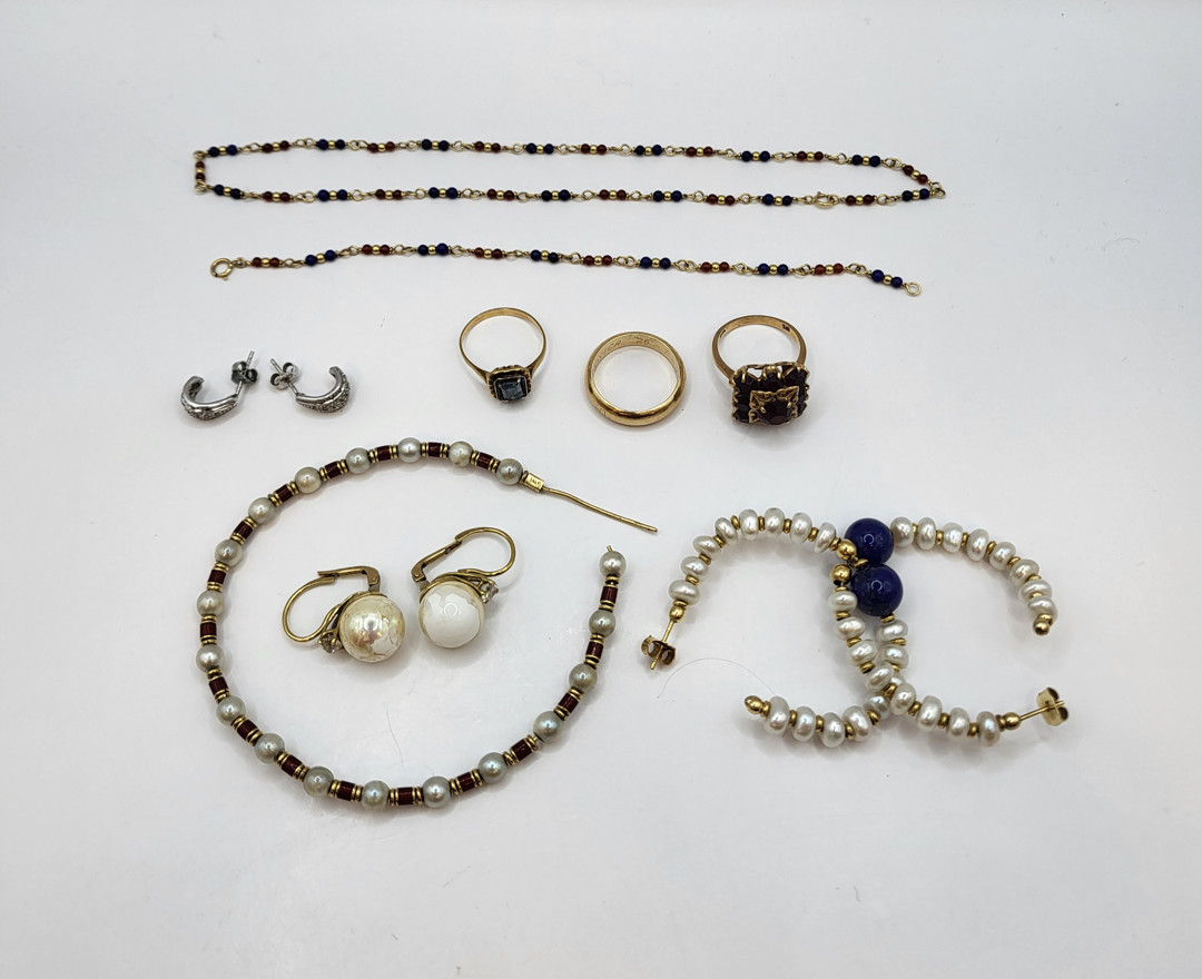 Vari oggetti oro argento pietre perline 