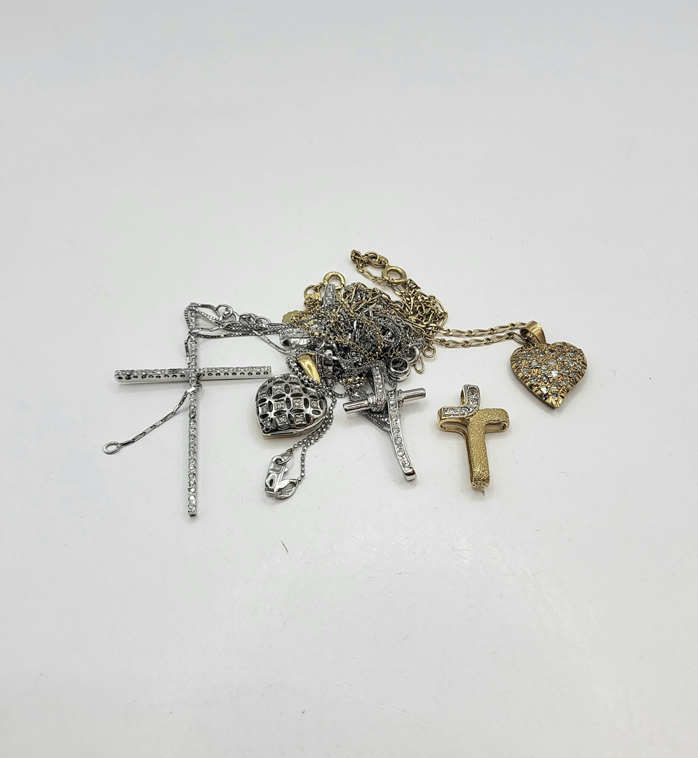 Vari oggetti oro pietre diamantini