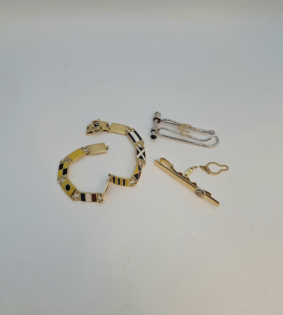 Vari oggetti oro pietre smalti